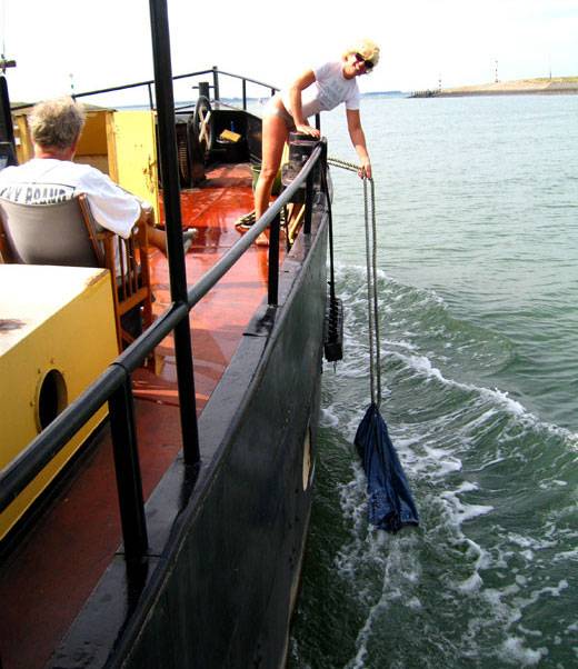 Havenmeester wijst de weg naar dokterspost, gewonde heeft alweer spatsies