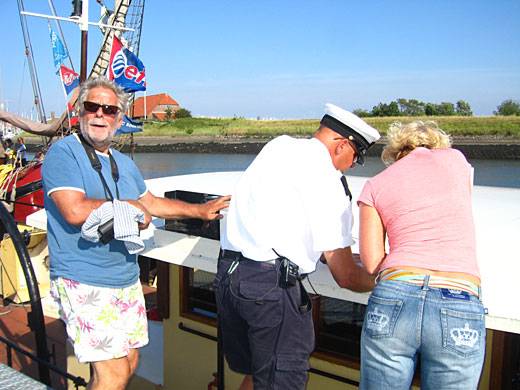 Havenmeester wijst de weg naar dokterspost, gewonde heeft alweer spatsies
