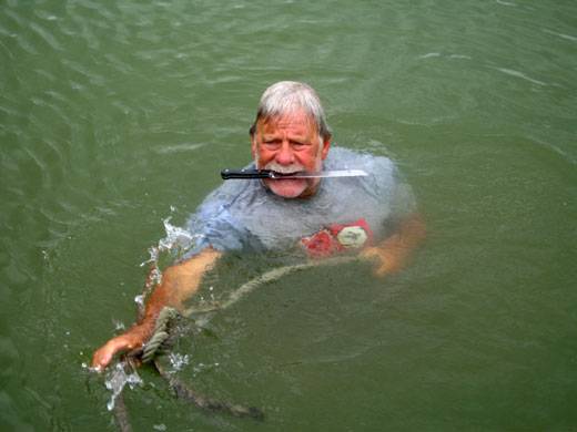 Weer vis aan het schoonmaken? Nee, ankerlijn uit de schroef aan het snijden!